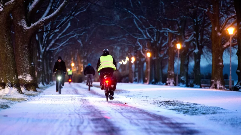 Mit der richtigen Vorbereitung und angepasstem Fahrverhalten rollen Radfahrer auch bei Gl&auml;tte gut durch den Winter. - &copy; Julian Stratenschulte/dpa/dpa-tmn