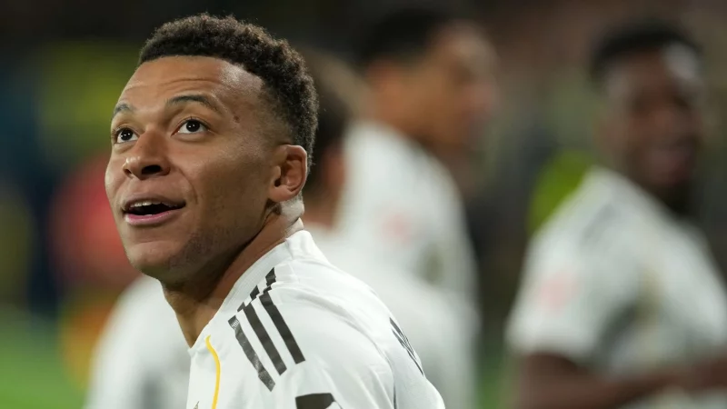 Superstar Mbapp&eacute; macht den Sieg perfekt. - &copy; Alberto Saiz/AP/dpa