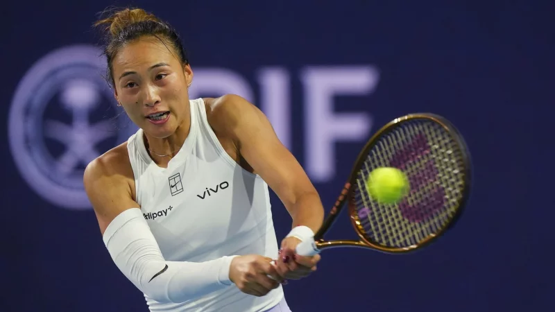 Zheng Qinwen stand 2024 in Melbourne im Finale, dieses Jahr fehlt sie bei den Australian Open. - &copy; Marta Lavandier/AP/dpa