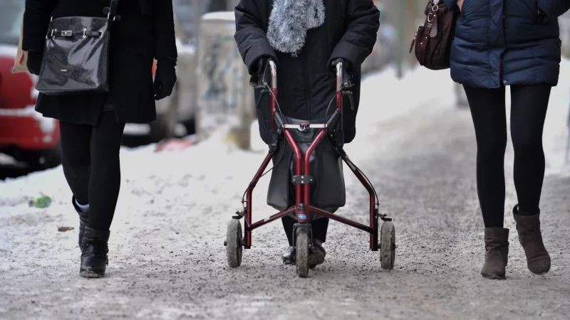 Mehr Profiltiefe bei Rollatorr&auml;dern und Schuhsohlen sorgen f&uuml;r besseren Halt auf glatten Wegen. - &copy; Paul Zinken/dpa/dpa-tmn