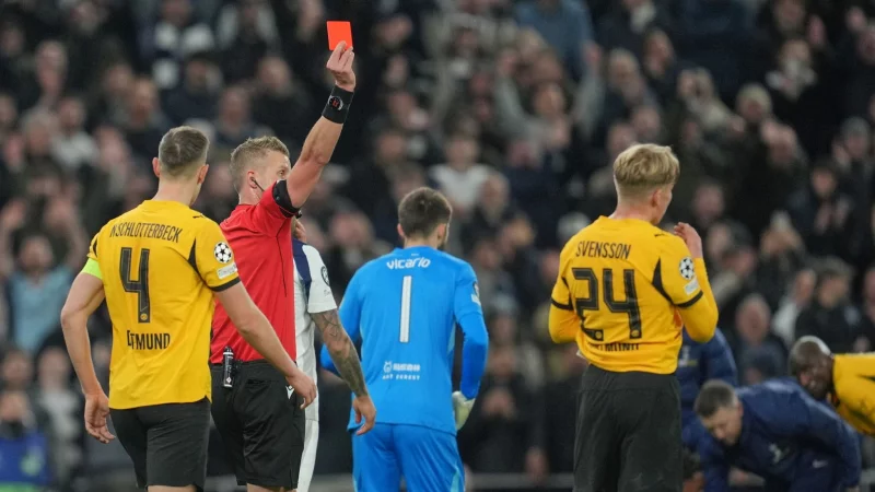 BVB-Sportdirektor Sebastian Kehl &auml;u&szlig;ert Kritik an der Roten Karte f&uuml;r Daniel Svensson. - &copy; Kin Cheung/AP/dpa