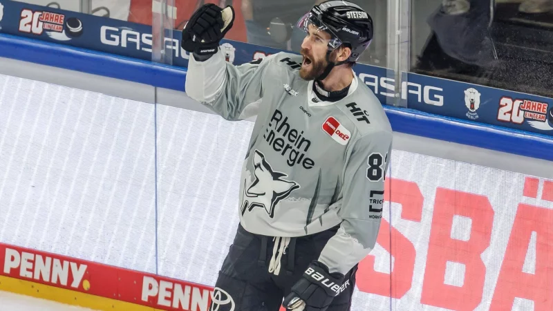 Muss gesperrt aussetzen: Augsburgs Spieler Grenier. (Archivbild) - &copy; Andreas Gora/dpa