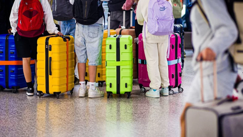Fr&uuml;hes Aufstehen und hastiges Packen: Ge&auml;nderte Flugzeiten k&ouml;nnen den entspannten letzten Urlaubstag schnell beenden und f&uuml;r unerwarteten Stress sorgen. - &copy; Moritz Frankenberg/dpa/dpa-tmn