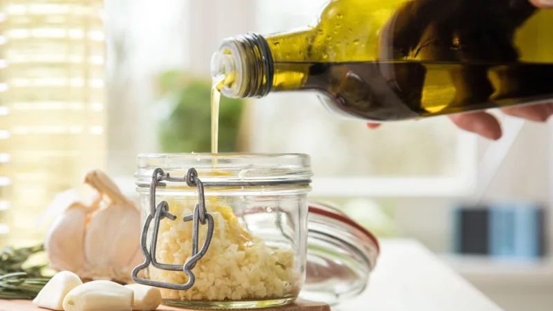 Von teuer bis g&uuml;nstig: Vier Oliven&ouml;le landen auf den ersten Pl&auml;tzen der Stiftung Warentest. - &copy; Christin Klose/dpa-tmn