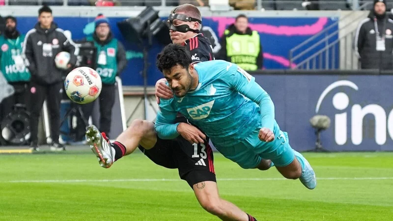 Kommt ein Hoffenheimer geflogen: Ozan Kabak (r) im Duell mit Frankfurts Rasmus Kristensen. - &copy; Marc Sch&uuml;ler/dpa
