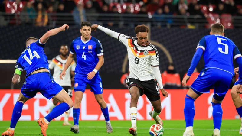 Assan Ou&eacute;draogo (M) bei seinem DFB-Deb&uuml;t gegen die Slowakei. (Archivbild) - &copy; Jan Woitas/dpa