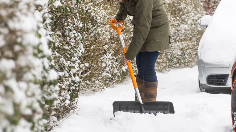 Schieben statt heben: Schnee l&auml;sst sich r&uuml;ckenfreundlicher zur Seite schieben, als anzuheben. - &copy; Benjamin Nolte/dpa-tmn