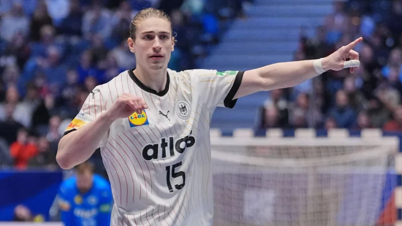 Juri Knorr lenkt das Spiel der deutschen Handballer wie kein anderer. (Archivbild) - &copy; Soeren Stache/dpa