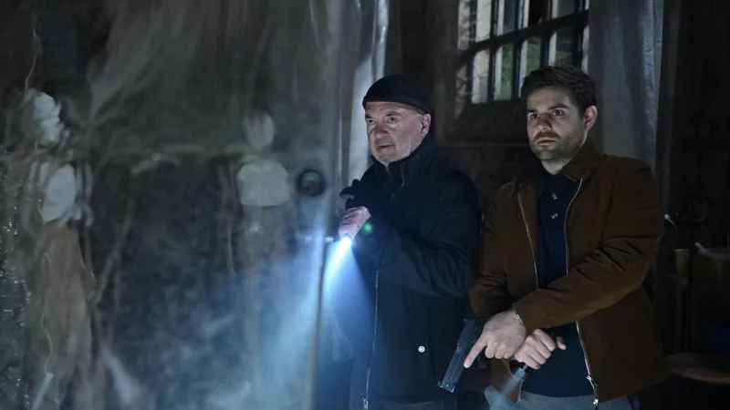 Otto Garber (Florian Martens, l) und Nils Makowski (Lucas Reiber) bietet sich ein schockierender Anblick. - &copy; Hardy Spitz/ZDF/dpa