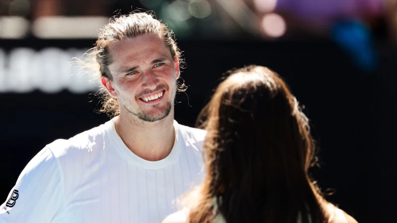 Alexander Zverev beim Interview mit Andrea Petkovic nach seinem Erstrundensieg in Melbourne. - &copy; Frank Molter/dpa