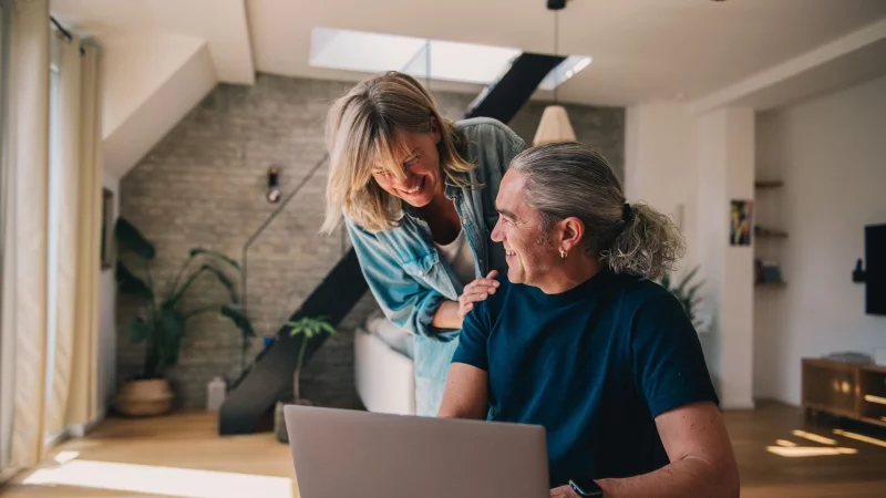 Haben gut lachen: Wessen Immobilie im Laufe der Zeit stark im Wert gestiegen ist, der kann bei der Anschlussfinanzierung von g&uuml;nstigeren Konditionen profitieren. - &copy; Zacharie Scheurer/dpa-tmn