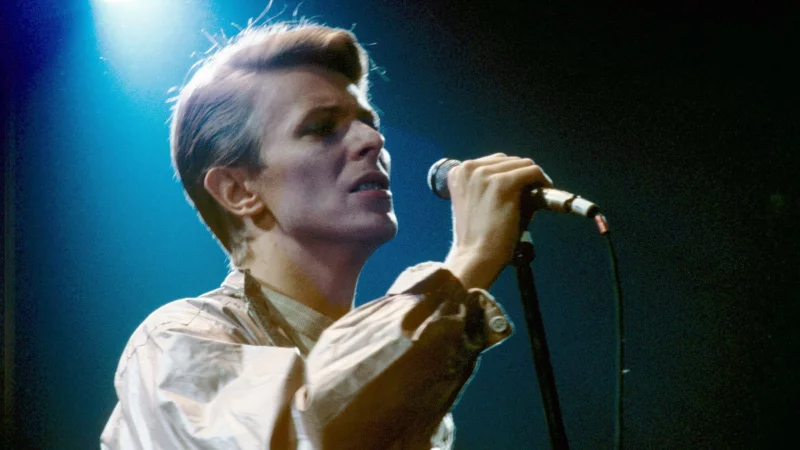 In der Doku erinnern sich Bandkollegen an David Bowie, hier bei einem Auftritt in der Frankfurter Festhalle im Jahr 1978. (Archivbild) - &copy; -/dpa/WDR/ARTE/dpa