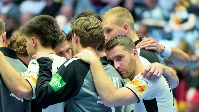 Ratlos und entt&auml;uscht: Deutschlands Handballer nach dem zweiten EM-Spiel. - &copy; Sina Schuldt/dpa