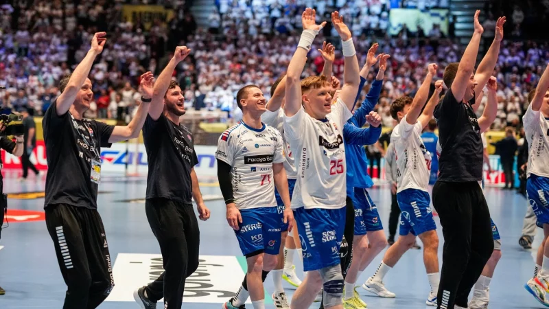 Die F&auml;ringer feiern den historischen Handball-Abend mit ihren Fans. - &copy; Cornelius Poppe/NTB/dpa