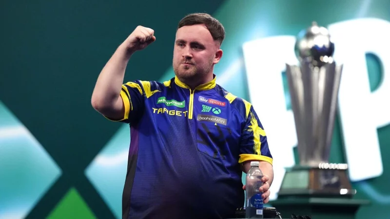 Luke Littler beim WM-Finale. - &copy; John Walton/PA Wire/dpa