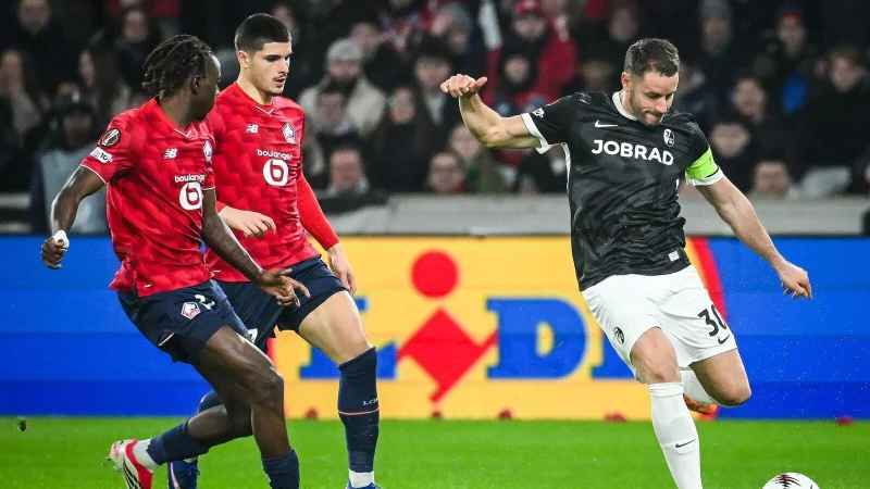 Kapit&auml;n Christian G&uuml;nter und der SC Freiburg waren in Lille gefordert. - &copy; Matthieu Mirville/ZUMA Press Wire/dpa
