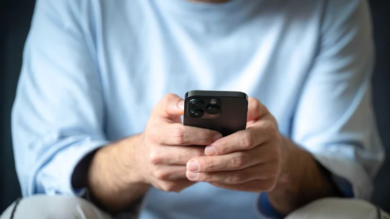 Kriminelle nutzen gehackte Whatsapp-Konten, um &uuml;ber gef&auml;lschte Links Zugriff auf weitere Profile zu erhalten. - &copy; Sina Schuldt/dpa/dpa-tmn