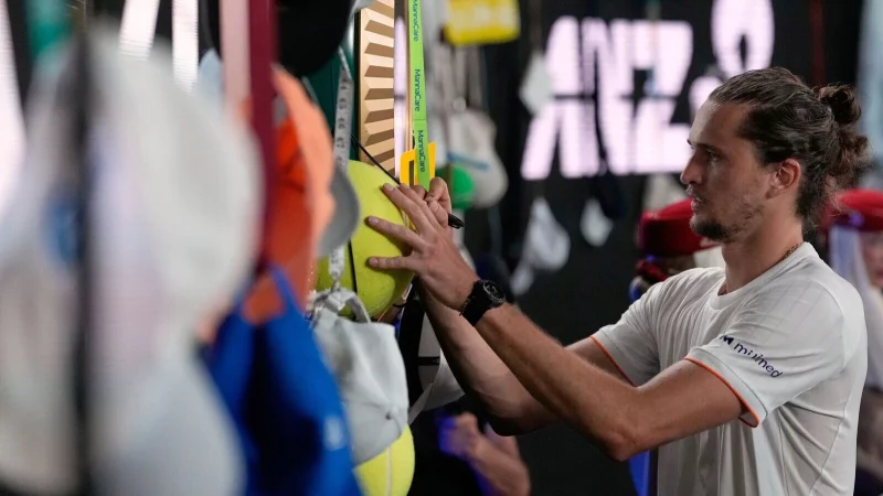 Alexander Zverev trifft im Halbfinale von Melbourne auf Carlos Alcaraz. - &copy; Aaron Favila/AP/dpa