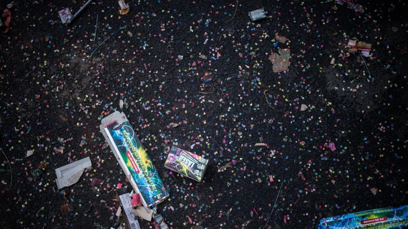 Nach der Party ist vor dem Aufr&auml;umen - doch wohin mit den &Uuml;berresten von Feuerwerksk&ouml;rpern, Konfetti und Co.? - &copy; Sophia Kembowski/dpa/dpa-tmn