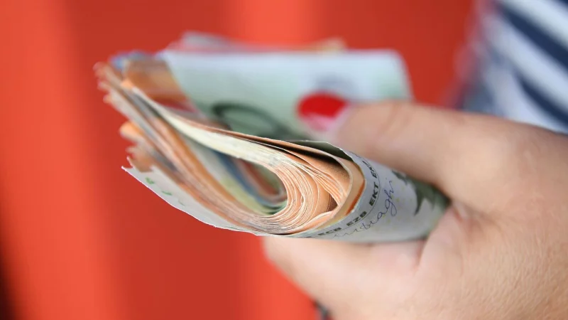 Mehr Geld in der Hand: Zum Jahresbeginn 2026 sind die Hinzuverdienstgrenzen bei Erwerbsminderung gestiegen. - &copy; Robert Michael/dpa-Zentralbild/dpa-tmn