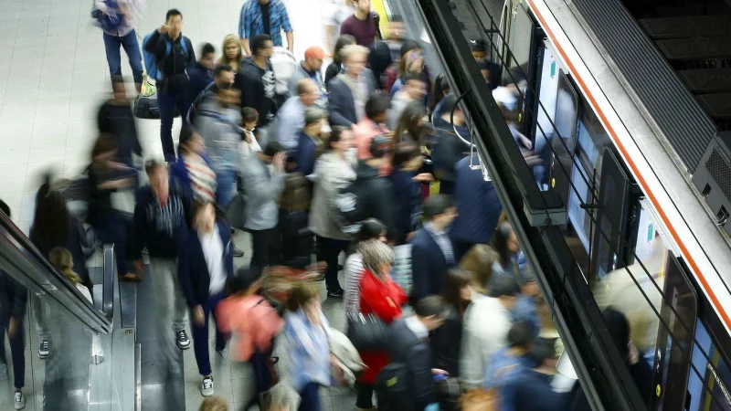 Bei Menschen, die von Klaustrophobie betroffen sind, l&ouml;st eine rappelvolle U-Bahn schnell mal eine Panikattacke aus. - &copy; Paco Campos/EFE/dpa-tmn