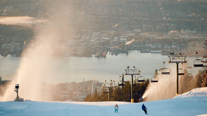 Wenig Lifte, gro&szlig;e Aussicht: Blick vom Grouse Mountain auf Vancouver. - &copy; Hubert Kang/Destination Vancouver/Kindred & Scout/dpa-tmn