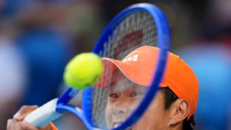 Der US-Youngster Learner Tien fordert im Viertelfinale von Melbourne Alexander Zverev. - &copy; Asanka Brendon Ratnayake/AP/dpa