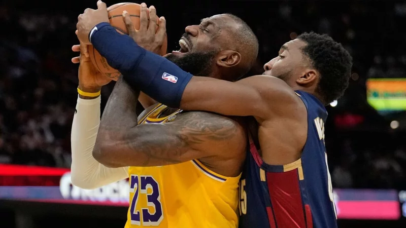 LeBron James (links) wird in Cleveland gefeiert, geschenkt wird ihm nichts. - &copy; Sue Ogrocki/AP/dpa