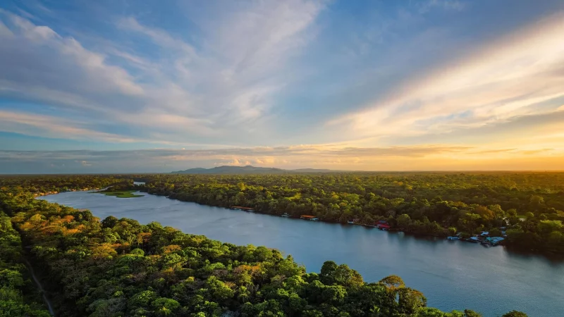Fluss im Dschungel: Der Tortuguero-Nationalpark wird von einem riesigen Netz aus Wasserwegen durchzogen. - &copy; Costa Rica Tourism Board/dpa-tmn