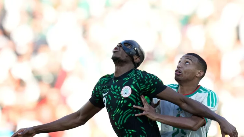 Immer den Ball im Blick: Victor Osimhen (l) - &copy; Themba Hadebe/AP/dpa