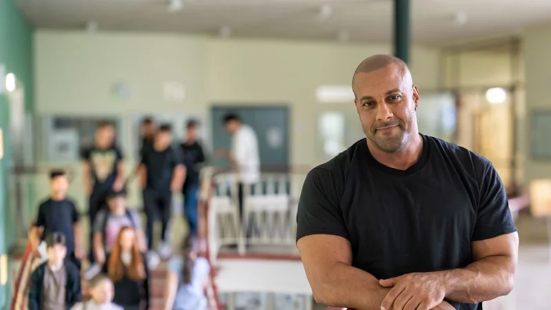 Reff ist Lehrer f&uuml;r Ethik, Politik und Geografie an einer Berliner Brennpunktschule. - &copy; Johannes Kramer/ZDF/dpa