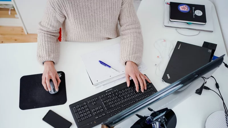 Ein aufger&auml;umter Schreibtisch sorgt f&uuml;r eine h&ouml;here Motivation bei der Arbeit. - &copy; Uwe Anspach/dpa/dpa-tmn