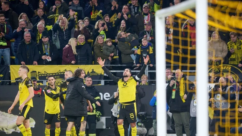 BVB-Kapit&auml;n Emre scheint sich bei h&ouml;heren M&auml;chten f&uuml;r die effiziente BVB-Ausbeute zu bedanken - &copy; Bernd Thissen/dpa