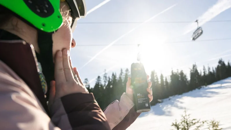 Regelm&auml;&szlig;iges Nachcremen nicht vergessen: Schnee reflektiert bis zu 90 Prozent der Sonnenstrahlen und erh&ouml;ht das Sonnenbrandrisiko. - &copy; Benjamin Nolte/dpa-tmn