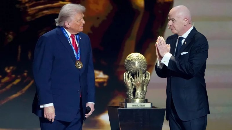 F&uuml;r viele war es Anbiederei: FIFA-Boss Infantino (r.) und US-Pr&auml;sident Trump bei der WM-Auslosung. (Archivbild) - &copy; Chris Carlson/AP/dpa