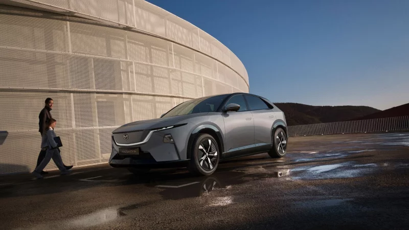 Der Mazda CX-6e soll im Sommer zu Preisen ab 50 000 Euro auf den Markt kommen. - &copy; Mazda/dpa-tmn