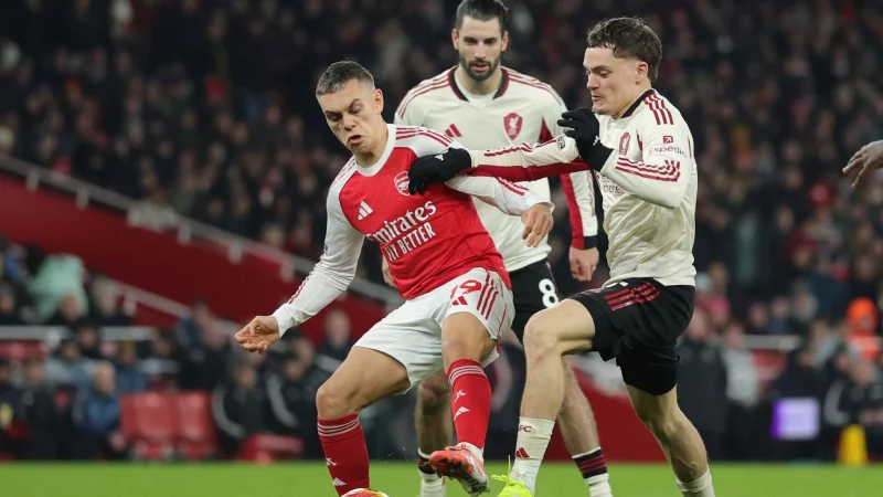 Lieferten sich ein umk&auml;mpftes Duell: der FC Arsenal um Leandro Trossard (l) und der FC Liverpool um Florian Wirtz (r). - &copy; Ian Walton/AP/dpa