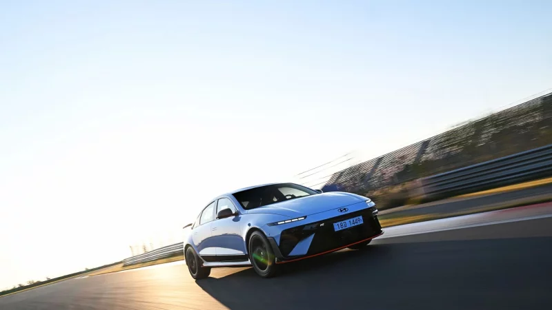 Renner auf (Rund-)Kurs: Auch auf der Rennstrecke f&uuml;hlt sich der Hyundai Ioniq 6 N sp&uuml;rbar wohl. - &copy; Christian Bittmann/Hyundai/dpa-tmn