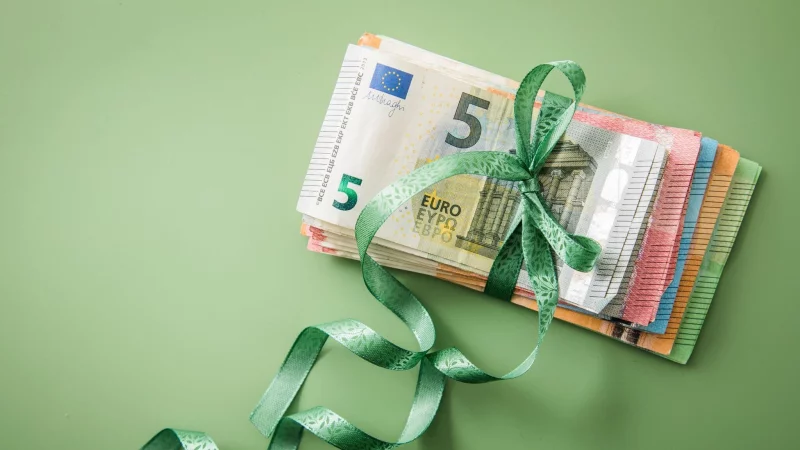 Geldgeschenk erhalten? In den meisten F&auml;llen interessiert das Finanzamt das nicht - sofern der Wert in einem gewissen Rahmen bleibt. - &copy; Christin Klose/dpa Themendienst/dpa-tmn