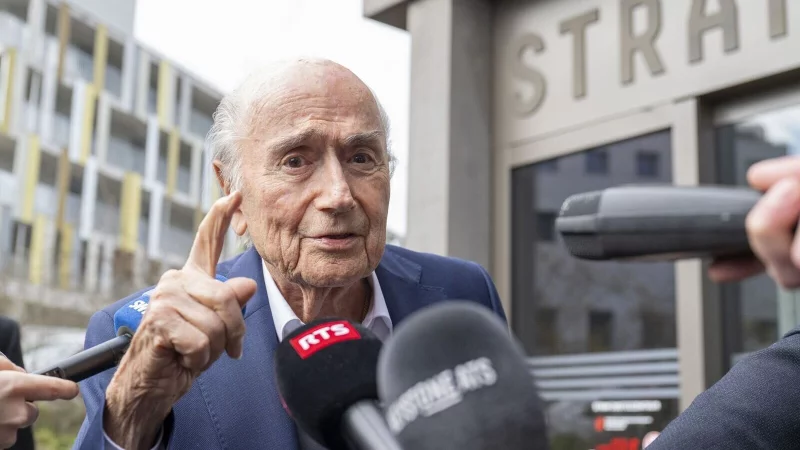 Blatter hat sich in die Debatte um einen Fan-Boykott der Fu&szlig;ball-WM eingemischt. - &copy; Urs Flueeler/KEYSTONE/dpa