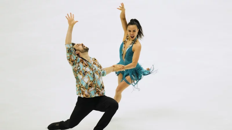 Die Eist&auml;nzer Jennifer Janse van Rensburg (r) und Benjamin Steffan m&uuml;ssen auf die Eiskunstlauf-EM verzichten. (Archivbild) - &copy; Hiro Komae/AP/dpa