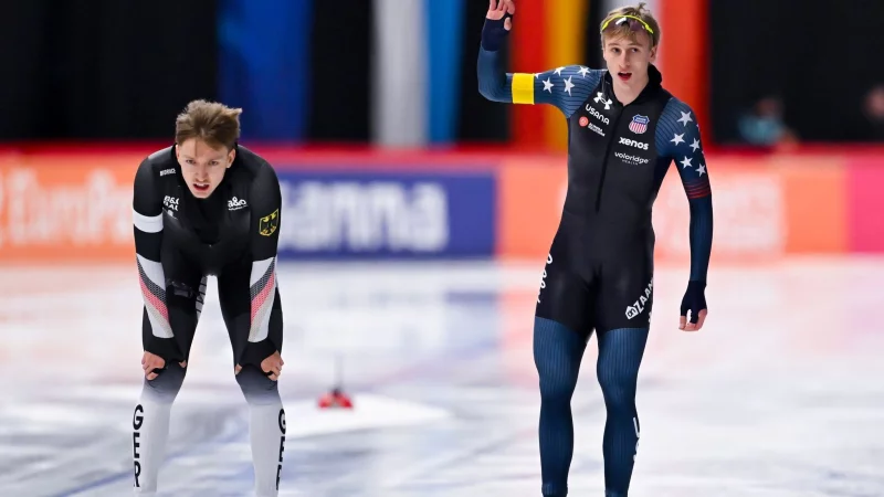Jordan Stolz jubelt, Finn Sonnekalb (l) ist geschlagen. - &copy; Sven Hoppe/dpa