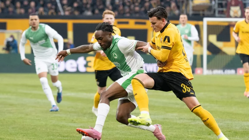 Noel Futkeu (M, SpVgg Greuther F&uuml;rth) im Zweikampf mit Thomas Keller (r, Dynamo Dresden). Der Dresdner traf zur F&uuml;hrung. - &copy; Sebastian Kahnert/dpa