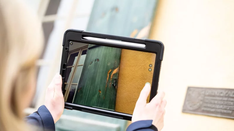 Eine sorgf&auml;ltige Dokumentation der Sch&auml;den und Reparaturen ist f&uuml;r den steuerlichen Abzug unerl&auml;sslich: Rechnungen, Fotos und Zahlungsbelege sichern den Nachweis. - &copy; Alexander Prautzsch/dpa-tmn