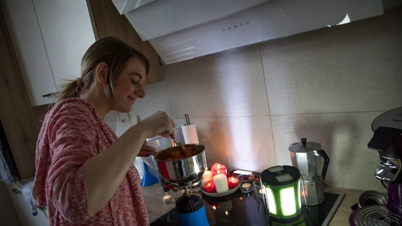 Ohne Strom funktioniert der Herd nicht: Ein Fondue-Set mit Brennpaste, ein St&ouml;vchen mit Teelicht oder ein Campingkocher erm&ouml;glichen das Erw&auml;rmen kleiner Mahlzeiten. - &copy; Christin Klose/dpa-tmn