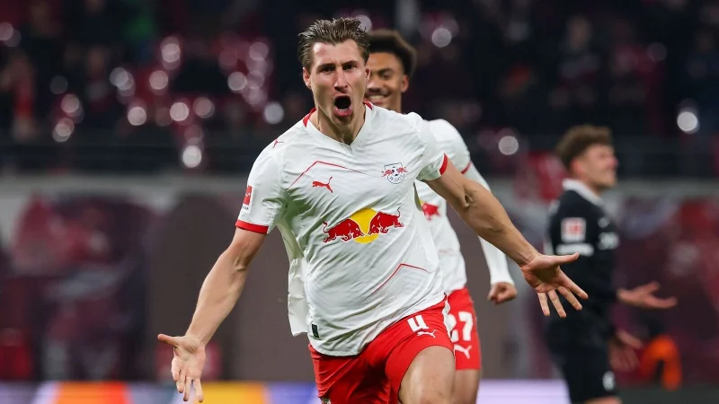 Willi Orban jubelt &uuml;ber sein erstes Bundesliga-Tor der Saison. - &copy; Jan Woitas/dpa