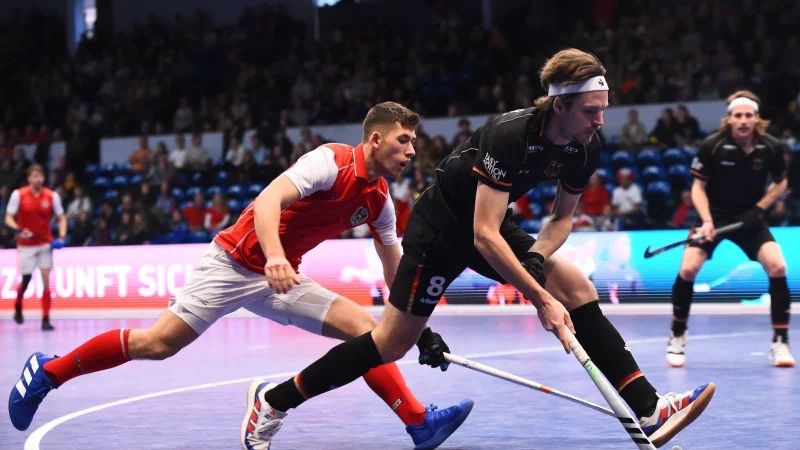 Kapit&auml;n Anton Boeckel (r.) hat mit den Hockey-Herren die Titelverteidigung bei der Heim-EM verpasst. (Archivbild) - &copy; Gregor Fischer/dpa