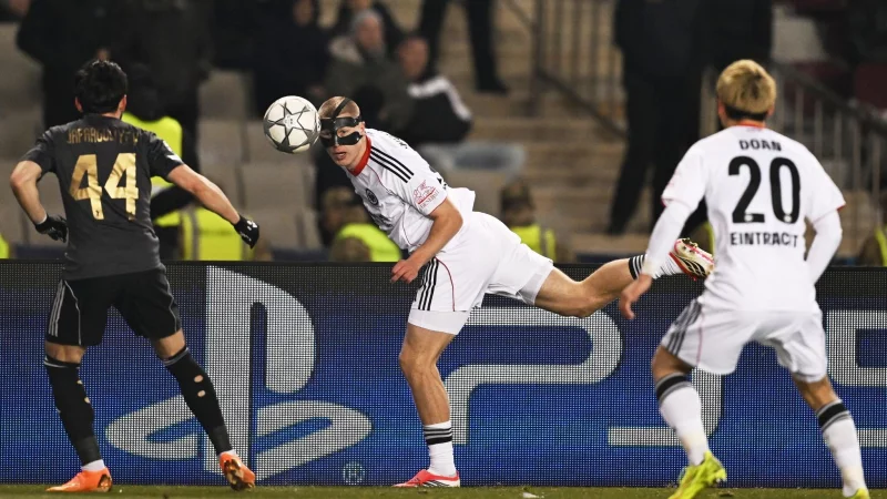 Mit Maske und zwei Veilchen: Kristensen beim Gastspiel in Baku. - &copy; Uncredited/AP/dpa