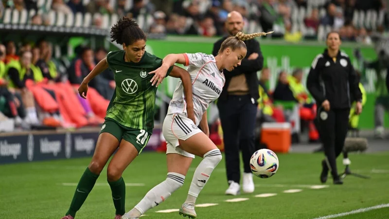Die Nationalspielerinnen Cora Zicai (l) vom VfL Wolfsburg und Bayerns Giulia Gwinn hoffen auf einen Schub f&uuml;r die Bundesliga. (Archivbild) - &copy; Swen Pf&ouml;rtner/dpa
