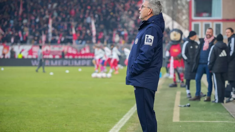 Mainz-Trainer Urs Fischer blickt auf das Spielfeld der Alten F&ouml;rsterei. - &copy; Soeren Stache/dpa